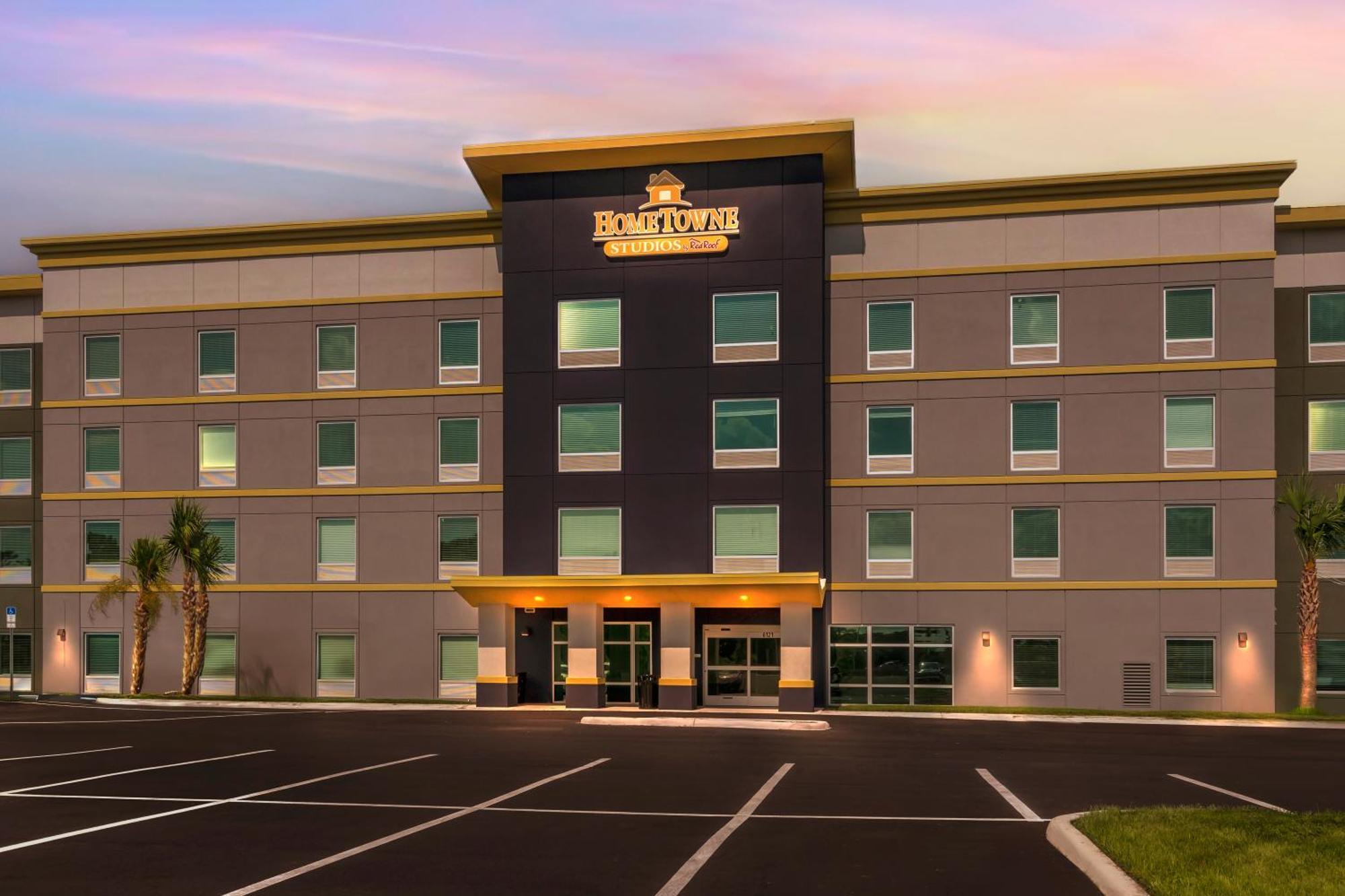 Hometowne Studios By Red Roof Tampa - Airport Eksteriør billede