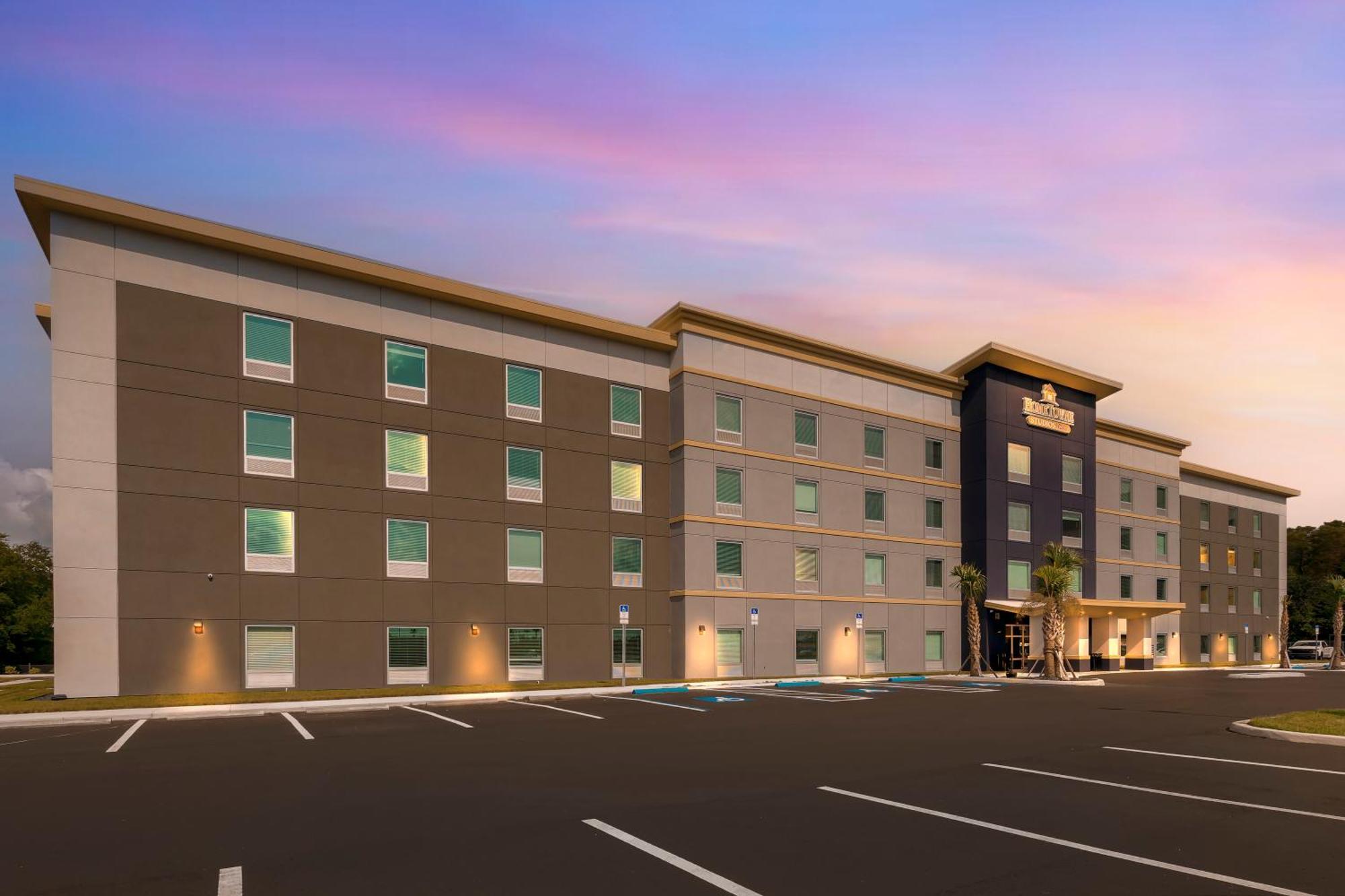 Hometowne Studios By Red Roof Tampa - Airport Eksteriør billede